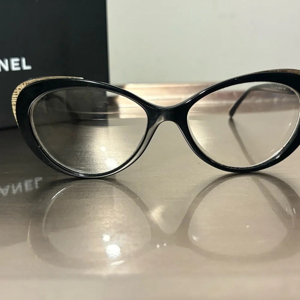 CHANEL Elegant Black and Gold eyewear - Picture 8 of 8